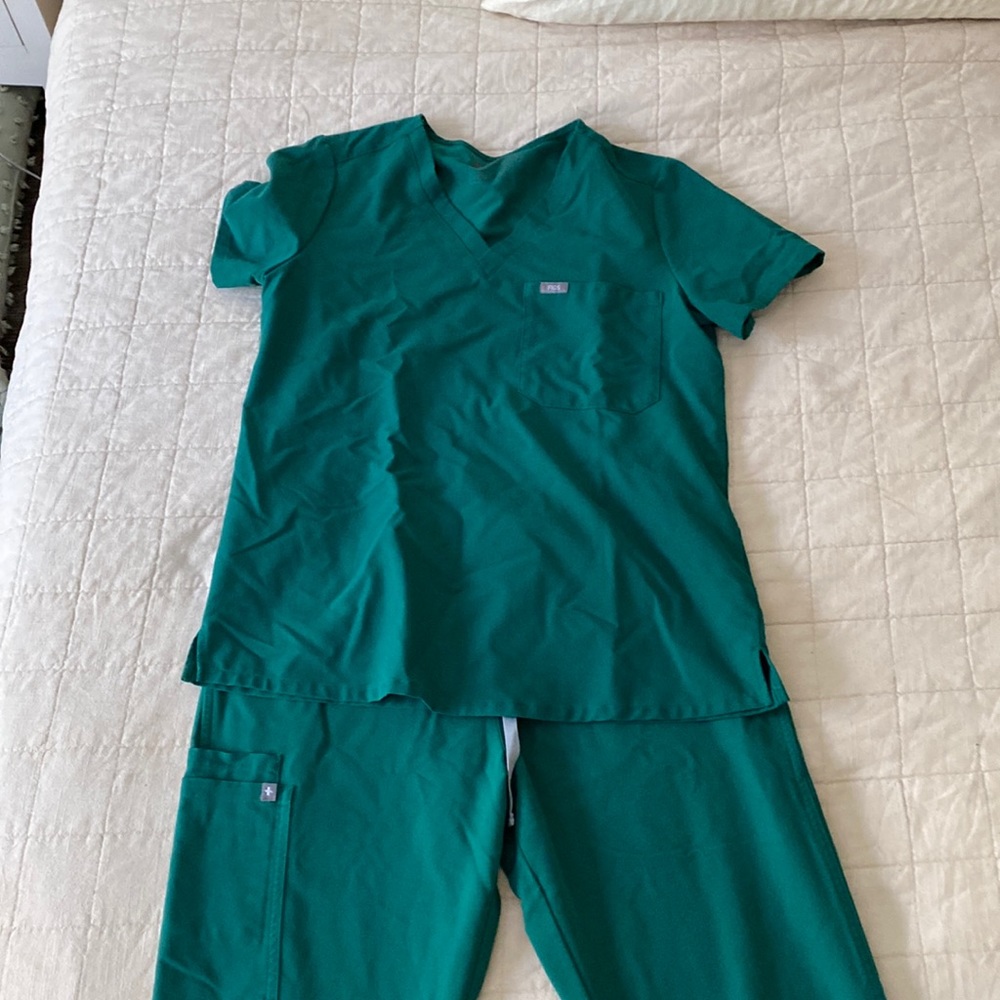 Figs Hunter Green Scrubs, size M